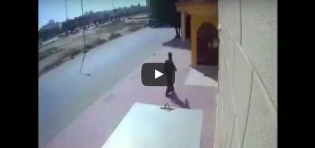 بالفيديو.. شاب يسرق مسجدا في العاصمة الرياض