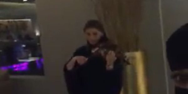 فتاة تستقبل الزوار بعزف الكمان في افتتاح أحد الكافيهات بالرياض