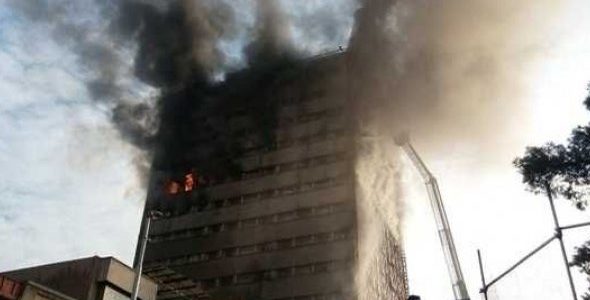 لحظة إنهيار مبنى من 15 طابقا في طهران بعد نشوب حريق هائل داخله